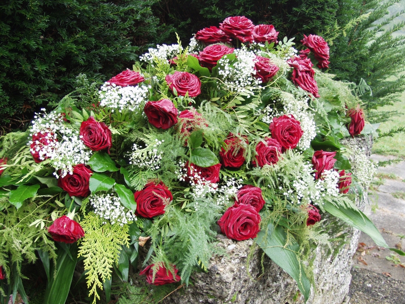 funeraire-ROQUEBILLIERE-min_roses-61203